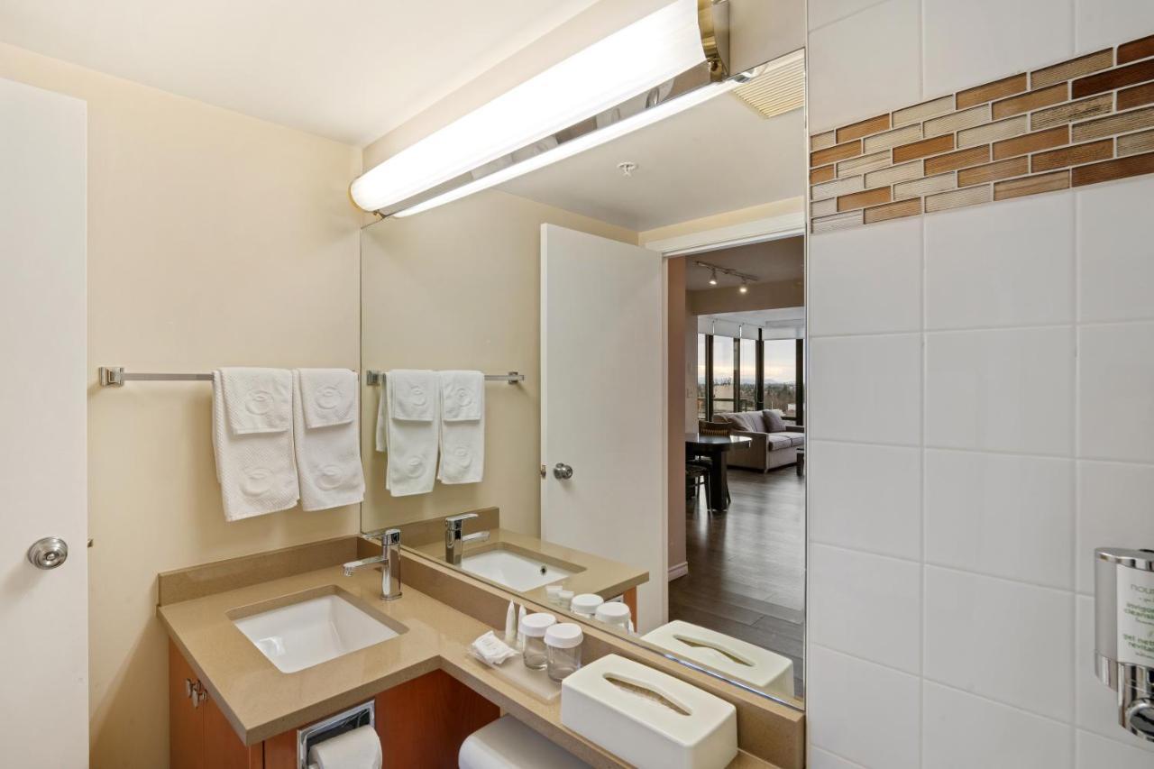 Executive Vancouver Airport Hotel 3*