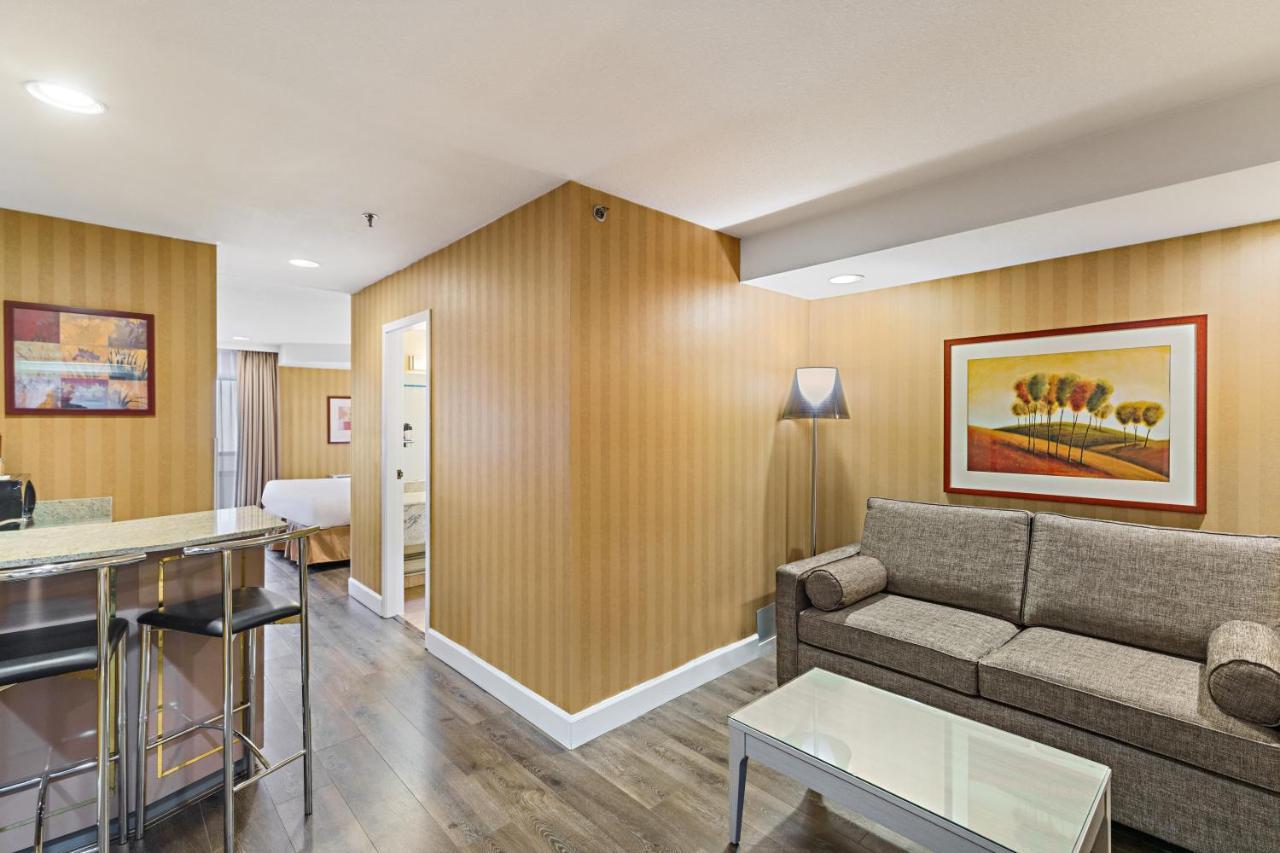 Executive Vancouver Airport Hotel 3*